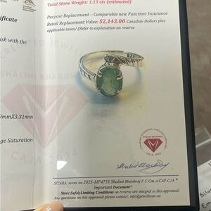 Beautiful emerald ring size 7